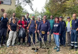 Il gruppo che ha eseguito i lavori di pulizia del sentiero, insieme con l'assessore - e volontario della Protezione civile comunale -  Ezio Donadio